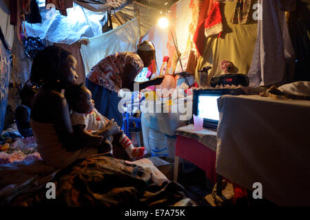 Femme et enfants dans une cabane délabrée, Camp d'Icare, camp de réfugiés du séisme, Fort National, Port-au-Prince, Haïti Banque D'Images