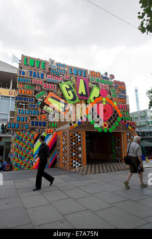 Temple d'Agape par Morag Myerscough & Luc Morgan le cadre du Festival de l'amour au Southbank Centre, Londres, Royaume-Uni. Banque D'Images