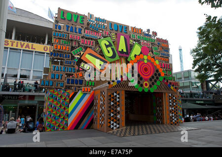 Temple d'Agape par Morag Myerscough & Luc Morgan le cadre du Festival de l'amour au Southbank Centre, Londres, Royaume-Uni. Banque D'Images