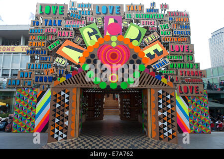 Temple d'Agape par Morag Myerscough & Luc Morgan le cadre du Festival de l'amour au Southbank Centre, Londres, Royaume-Uni. Banque D'Images