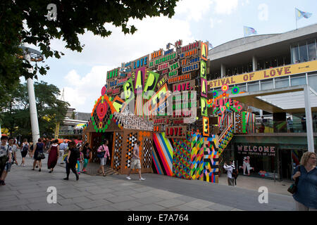 Temple d'Agape par Morag Myerscough & Luc Morgan le cadre du Festival de l'amour au Southbank Centre, Londres, Royaume-Uni. Banque D'Images