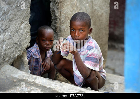 Deux garçons, Fort National Slum, Port-au-Prince, Haïti Banque D'Images