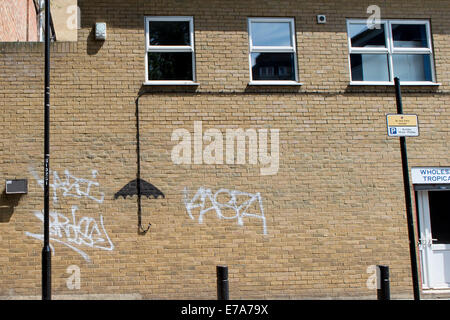 Graffiti parapluie créé autour d'un câble, St Matthew's Row, Shoreditch, London, England, UK. Banque D'Images