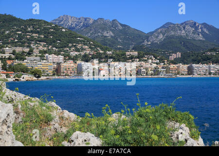 Plage de Carnolès, en face des montagnes des Alpes Maritimes, Roquebrune Cap Martin, Provence Alpes Côte d'Azur, France Banque D'Images