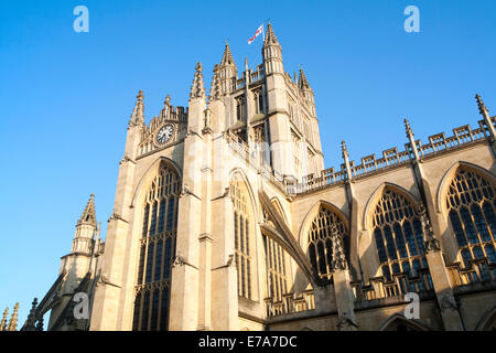 Drapeau anglais sur la tour de l'église abbatiale, Bath, Somerset, Angleterre Banque D'Images