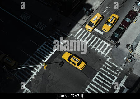Au passage de taxi à Manhattan, New York, USA Banque D'Images