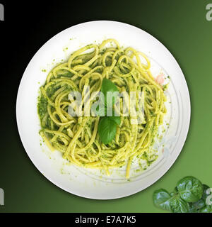 Savoureux et délicieux jamais recette italienne : linguine au pesto, condiment préparé sur place avec des feuilles de basilic Banque D'Images