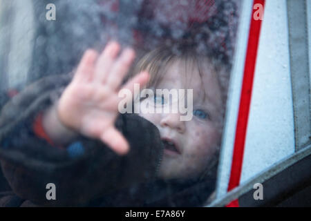 Baby Girl sitting in poussette Banque D'Images