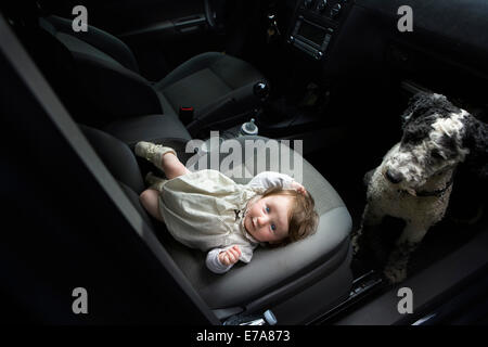 Petite Fille et chien d'eau Portugais dans... Banque D'Images