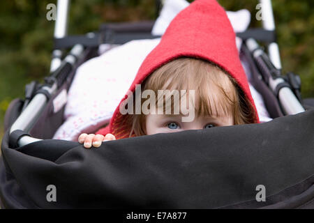 Portrait of baby girl sitting in poussette Banque D'Images