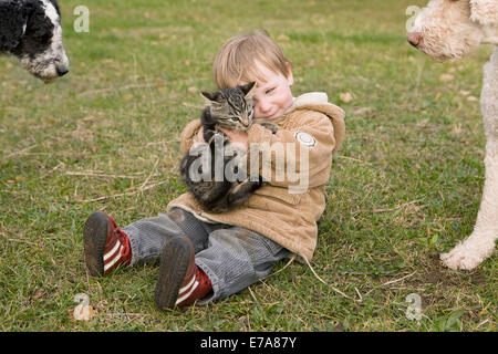 Baby Girl Playing with cat Banque D'Images
