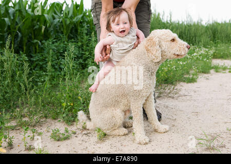 Woman holding baby girl on chien d'eau portugais est de retour