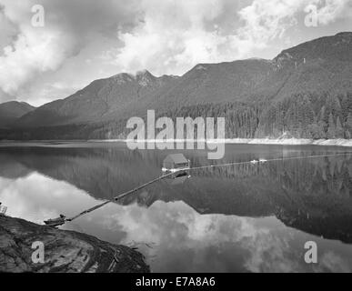 Vue panoramique sur le lac Capilano avec montagnes en arrière-plan, barrage Cleveland, British Columbia, Canada Banque D'Images