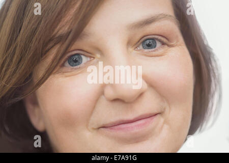 Close-up portrait of happy young woman over white background Banque D'Images