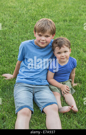 Portrait de brothers relaxing in park Banque D'Images