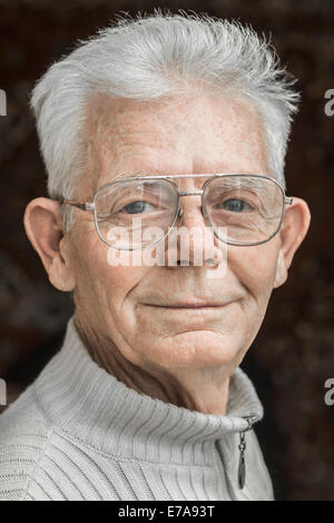 Close-up portrait of senior man wearing glasses Banque D'Images