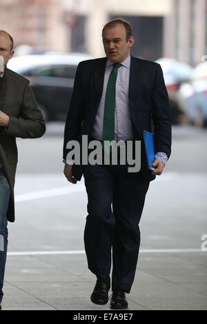 Ed Davey vu arriver à BBC avec : Ed Davey Où : London, Royaume-Uni Quand : 09 Mars 2014 Banque D'Images