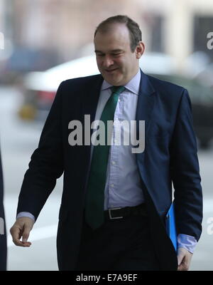 Ed Davey vu arriver à BBC avec : Ed Davey Où : London, Royaume-Uni Quand : 09 Mars 2014 Banque D'Images