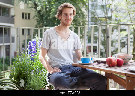 Portrait of smiling man le petit-déjeuner à portique Banque D'Images