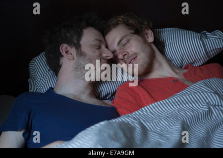 Ambiance jeune couple gay sleeping in bed Banque D'Images