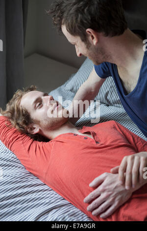 Jeune gay romantique couple dans la chambre Banque D'Images