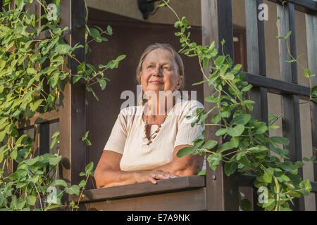 Happy woman debout en balcon Banque D'Images