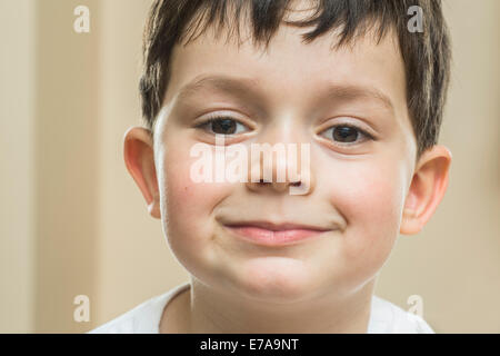 Close-up portrait of cute boy smiling Banque D'Images