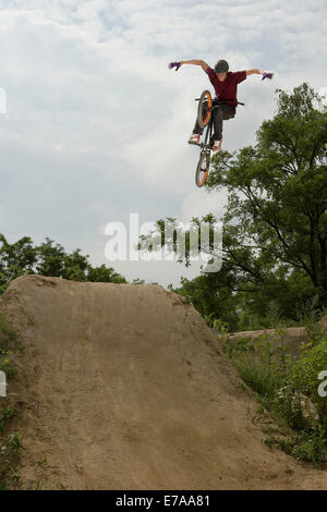 Un rider BMX faisant une cascade dans les airs Banque D'Images