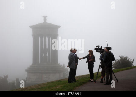 Edinburgh, Ecosse, Royaume-Uni. 11e Juin 2014. Référendum sur l'indépendance écossaise, les gros canons météo de Westminster ont pris le soleil avec eux pour rentrer à Londres et a quitté la capitale avec brouillard écossais. Kenny MacAskill, secrétaire du Cabinet du gouvernement écossais pour la justice et l'Anas Sarwar, leader adjoint du parti travailliste écossais d'être inerviewed pour television news diffusée sur un sombre Calton Hill. Credit : Arch White/Alamy Live News Banque D'Images