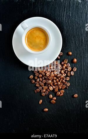 Tasse de café et les grains de café sur l'ardoise Banque D'Images