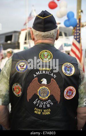 Freeport, New York, USA. Sep 10, 2014. Membre de l'American Legion Riders Elmont 1033 poste à quai assiste à une cérémonie du souvenir en hommage aux victimes des attaques terroristes du 11 septembre 2001, à la voile Mlle Freeport Freeport's V, le mille marin. D'accomplir des cérémonies ont eu lieu à bord du navire, le capitaine qui a quitté le Woodcleft Rizzo Canal sur la rive sud de Long Island, à la veille du 13e anniversaire des attentats du 11 septembre. © Ann Parry/ZUMA/Alamy Fil Live News Banque D'Images