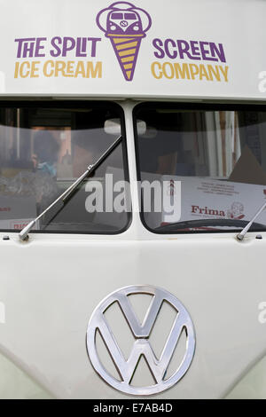 Le partage de l'écran 'Ice cream company peint à la bombe des camping-car Volkswagen Banque D'Images