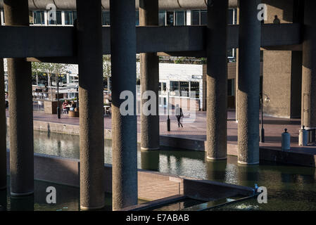 Domaine résidentiel Barbican, vue sur terrasse au bord du lac par de massifs piliers, Ville de London, UK Banque D'Images