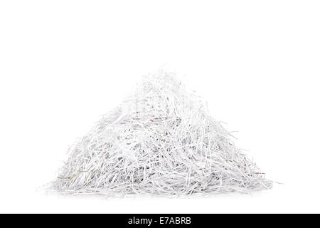 Portrait d'une pile de papier déchiqueté isolé sur fond blanc Banque D'Images