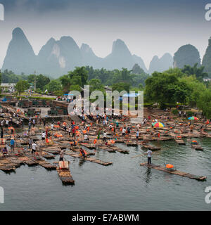 Rafting à Yangshou, Chine Banque D'Images