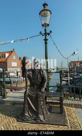 Une sculpture intitulée 'De Monnik' (Le Moine') et à l'arrière-plan le port de Monnickendam, Hollande du Nord, aux Pays-Bas. Banque D'Images