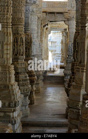 Gravé de façon complexe des colonnes dans le temple jaïn Adinatha à Ranakpur au Rajasthan, Inde Banque D'Images