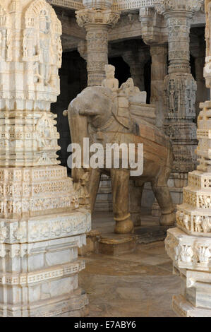 Gravé de façon complexe des colonnes dans le temple jaïn Adinatha à Ranakpur au Rajasthan, Inde Banque D'Images