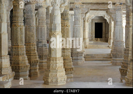 Gravé de façon complexe des colonnes dans le temple jaïn Adinatha à Ranakpur au Rajasthan, Inde Banque D'Images