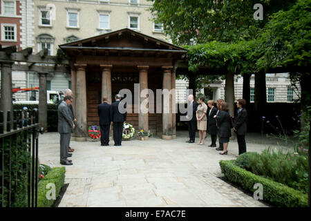 Londres, Royaume-Uni. 11 Septembre, 2014. Les membres du Haut-commissariat canadien porter des couronnes de fleurs au monument commémoratif en face de l'ambassade américaine à Grosvenor Square qui vole le drapeau en berne pour commémorer le 13e anniversaire des attentats du 11 septembre 2001 perpétrés à New York et Washington DC Crédit : amer ghazzal/Alamy Live News Banque D'Images