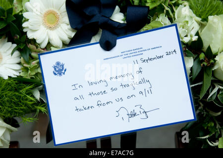 Londres, Royaume-Uni. 11 Septembre, 2014. Un hommage floral par l'ambassadeur américain aux victimes de 911 pour commémorer le 13e anniversaire des attentats du 11 septembre 2001 perpétrés à New York et Washington DC Crédit : amer ghazzal/Alamy Live News Banque D'Images