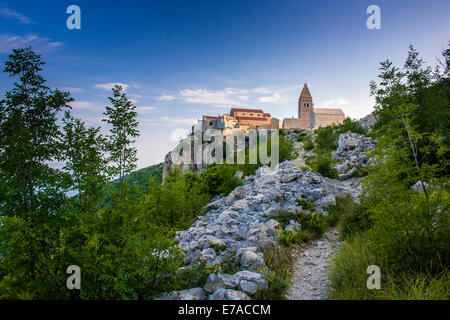 Lubenice, ancien fort ville sur l'île de Cres, Croatie. Banque D'Images