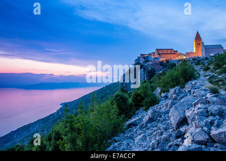 Lubenice, ancien fort ville sur l'île de Cres, Croatie. Banque D'Images