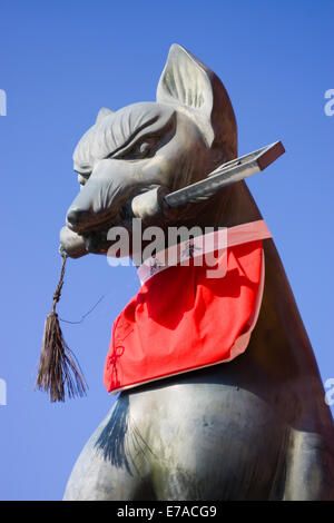 Kitsune (Renard) tenant une clé dans sa bouche, au sanctuaire Fushimi Inari-taisha, à Kyoto au Japon Banque D'Images