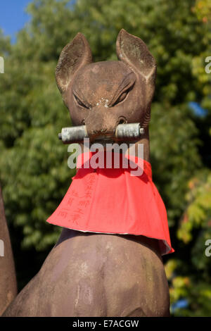 Kitsune (Renard) tenant une clé dans sa bouche, au sanctuaire Fushimi Inari-taisha, à Kyoto au Japon Banque D'Images