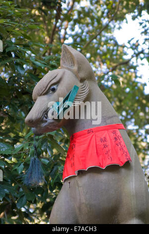 Kitsune (Renard) tenant une clé dans sa bouche, au sanctuaire Fushimi Inari-taisha, à Kyoto au Japon Banque D'Images