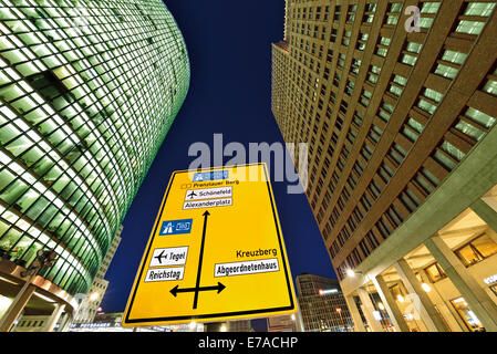 Allemagne, Berlin : Bâtiments et toits modernes street signal à la Place de Potsdam par nuit Banque D'Images