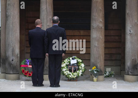 Londres, Royaume-Uni. 11 Septembre, 2014. Les membres du Haut-commissariat canadien porter des couronnes de fleurs au monument commémoratif en face de l'ambassade américaine à Grosvenor Square qui vole le drapeau en berne pour commémorer le 13e anniversaire des attentats du 11 septembre 2001 perpétrés à New York et Washington DC Crédit : amer ghazzal/Alamy Live News Banque D'Images