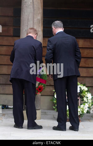 Londres, Royaume-Uni. 11 Septembre, 2014. Les membres du Haut-commissariat canadien porter des couronnes de fleurs au monument commémoratif en face de l'ambassade américaine à Grosvenor Square qui vole le drapeau en berne pour commémorer le 13e anniversaire des attentats du 11 septembre 2001 perpétrés à New York et Washington DC Crédit : amer ghazzal/Alamy Live News Banque D'Images