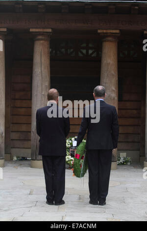 Londres, Royaume-Uni. 11 Septembre, 2014. Les membres du Haut-commissariat canadien porter des couronnes de fleurs au monument commémoratif en face de l'ambassade américaine à Grosvenor Square qui vole le drapeau en berne pour commémorer le 13e anniversaire des attentats du 11 septembre 2001 perpétrés à New York et Washington DC Crédit : amer ghazzal/Alamy Live News Banque D'Images